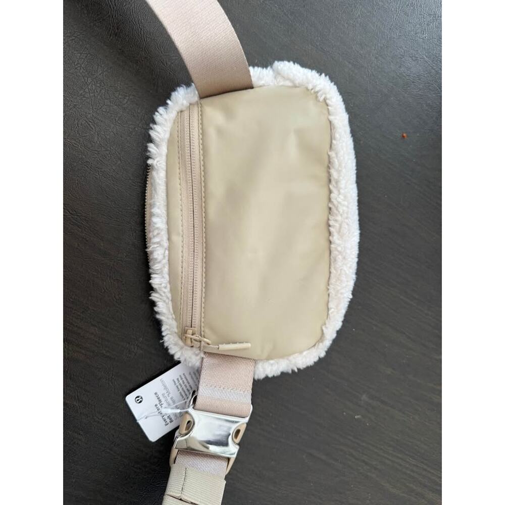 BNWT Lululemon crossbody - Picture 2 of 3